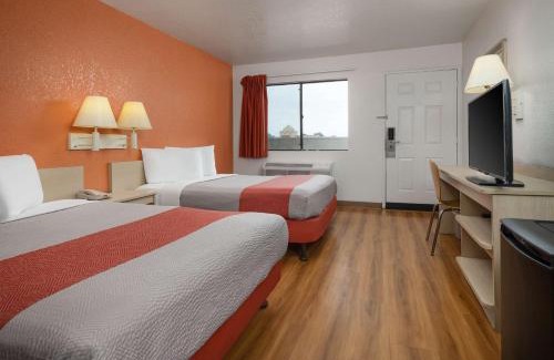 Buena Park Hotel | Motel 6-Buena Park, CA - Knotts Berry Farm - Disneyland