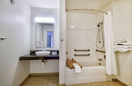 Duluth Hotel | Motel 6 Duluth, MN