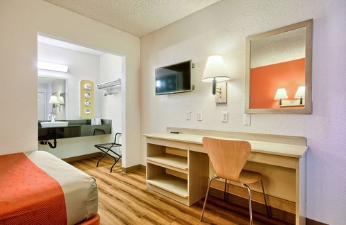 Raisin Hotel | Motel 6 Fresno, CA - Blackstone South