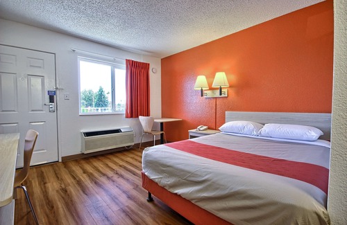 Raisin Hotel | Motel 6 Fresno, CA - Blackstone South