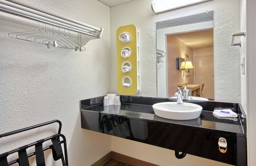 Raisin Hotel | Motel 6 Fresno, CA - Blackstone South