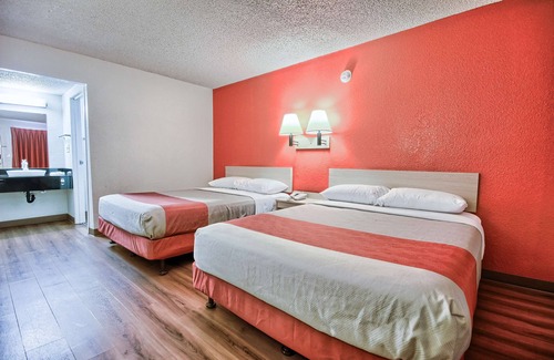 Raisin Hotel | Motel 6 Fresno, CA - Blackstone South