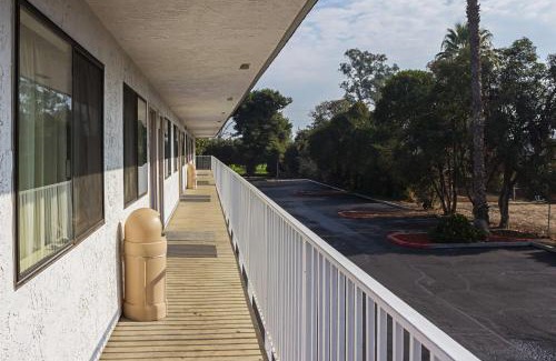 Porterville Hotel | Motel 6-Porterville, CA