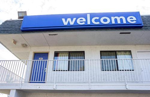 Porterville Hotel | Motel 6-Porterville, CA