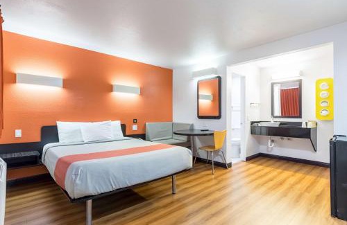Riverside Hotel | Motel 6 Riverside, CA - UCR East