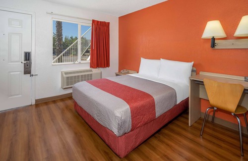 North Hills West Hotel | Motel 6 Sepulveda, CA - Los Angeles - Van Nuys - North Hills