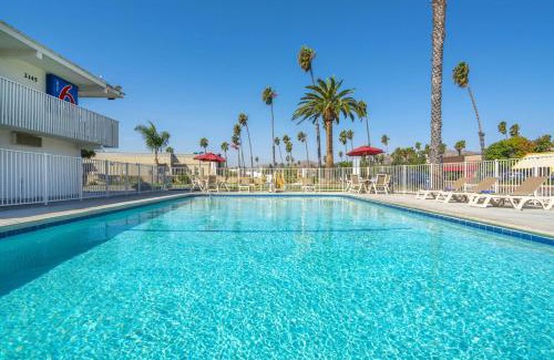 Pierpont Bay Hotel | Motel 6-Ventura, CA - Beach