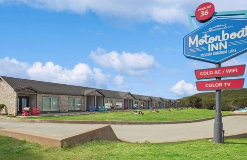 Graford Hotel | MotorBoat Inn Suite 13