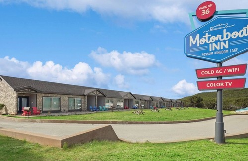Graford Hotel | MotorBoat Inn Suite 15
