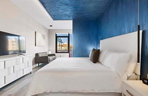 Port Morris Hotel | Mott Haven KingStudio | Kitchenette + Free WiFi