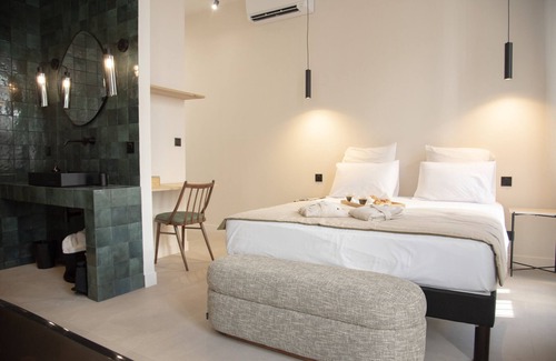 1st Arrondissement Hotel | Mouchki