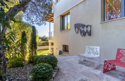 Mougins Apartment | Mougins Collection - Suite with whirlpool and overflow bath in Mougins Village