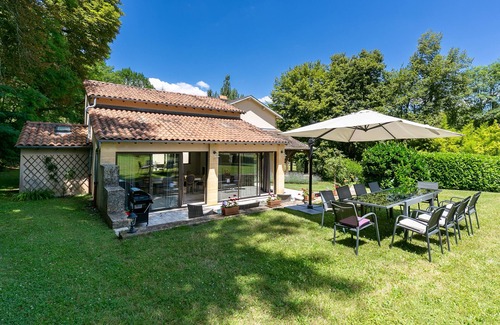 Fleurac House | Moulin du Peuch - Sleeps 8, with large gardens and tennis courts