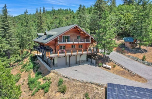 Cedar Ridge Villa | Mount Chalet sleeps 24 in marvelous Grass Valley with WiFi, and Generator