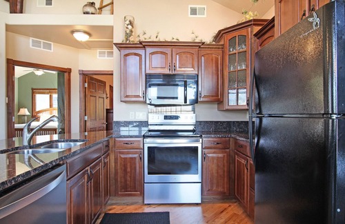 Estes Park Condo | Mount Chiquita 10A - 2 Br Condo with Private Hot Tub - Lake and Mountain Views