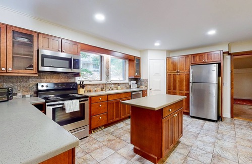 Fayetteville House | Mount Sequoyah retreat with hot tub & wood-burning fireplace - dogs ok