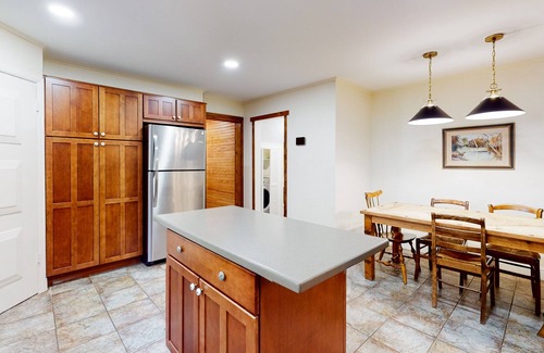 Fayetteville House | Mount Sequoyah retreat with hot tub & wood-burning fireplace - dogs ok