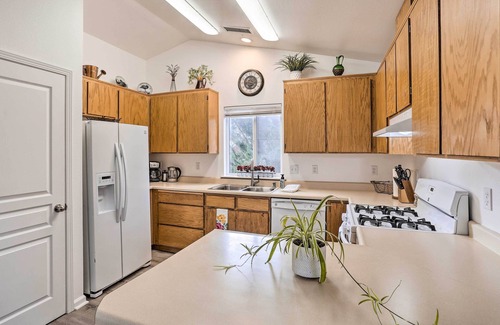 Mount Shasta House | Mount Shasta Escape w/Balcony ~ Walk to Dtwn