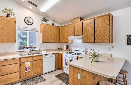 Mount Shasta House | Mount Shasta Escape w/Balcony ~ Walk to Dtwn