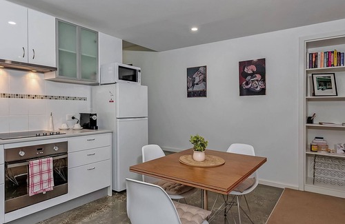 Mount Stuart Apartment | Mount Stuart Hideaway walk to restaurant strip