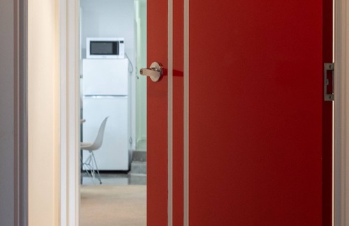 Mount Stuart Apartment | Mount Stuart Hideaway walk to restaurant strip