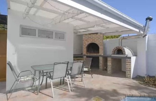 Constantia House | Mount View. Luxury 3 bed villa with pool