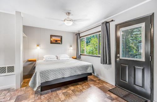 Quilcene Apartment | Mount Walker Suite, Room 12 at Mount Walker Inn