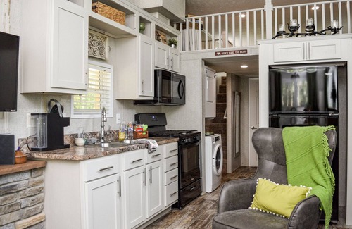 Murphy Cabin | Mountain Abode Tiny House: Your Perfect Getaway Surrounded by Nature