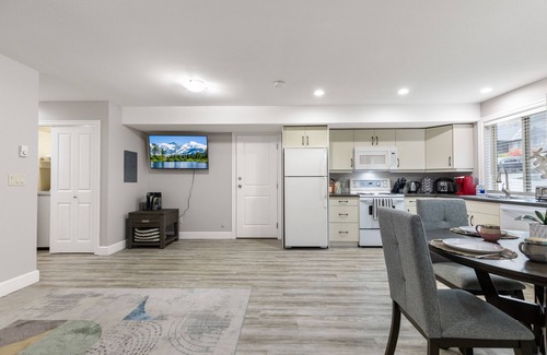 Regional District of Nanaimo House | Mountain and park view! Stylish & Comfortable, Sleep 4