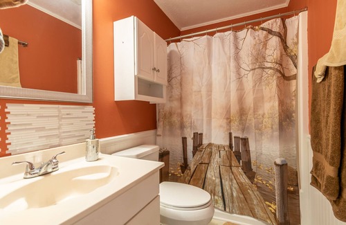 Hendersonville Cottage | Mountain Art Cottage in WNC between downtown Hendersonville and Dupont trails