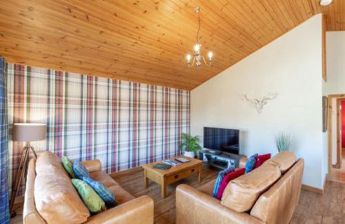 Cupar Apartment | Mountain Ash Lodge with Hot Tub