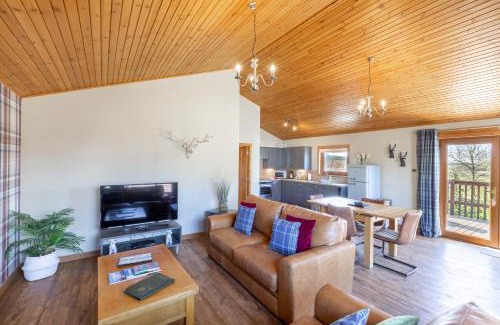 Cupar Apartment | Mountain Ash Lodge with Hot Tub
