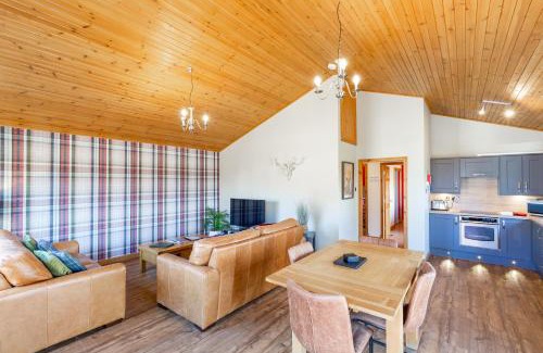 Cupar Apartment | Mountain Ash Lodge with Hot Tub