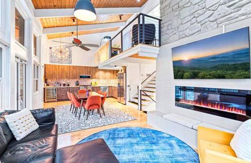 Waynesville House | Mountain Bliss: 4BR ,Hot Tub, Views, Games!
