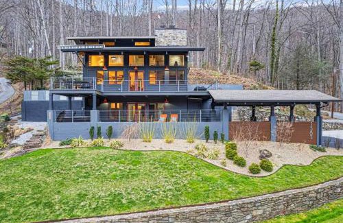 Waynesville House | Mountain Bliss: 4BR ,Hot Tub, Views, Games!
