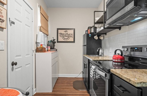 Hot Springs House | Mountain Bungalow-Walk to Downtown & pet friendly!