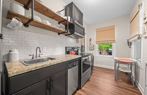 Hot Springs House | Mountain Bungalow-Walk to Downtown & pet friendly!