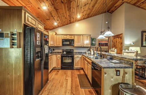 Murphy Cabin | Mountain Cabin - 3 BR w/Pool Table, Air Hockey & WiFi! Near Town! Discounts!