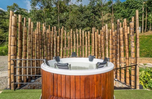 Venecia Ski Chalet | Mountain Cabin in Venecia with Private Jacuzzi