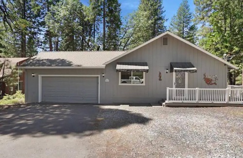 Long Barn Cabin | Mountain Cabin near Pinecrest