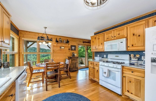 Ferguson Cabin | Mountain Cabin, Screen Porch, Hot Tub, Jacuzzi Tub, WiFi