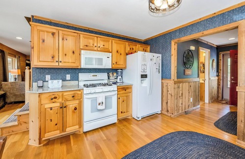 Ferguson Cabin | Mountain Cabin, Screen Porch, Hot Tub, Jacuzzi Tub, WiFi