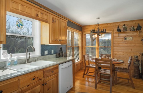 Ferguson Cabin | Mountain Cabin, Screen Porch, Hot Tub, Jacuzzi Tub, WiFi