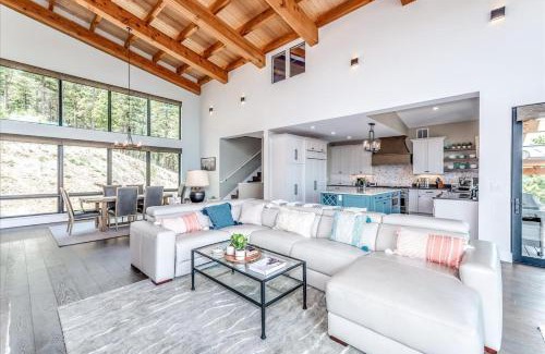 Bailey House | Mountain Cabin W Deck Views & Hot Tub