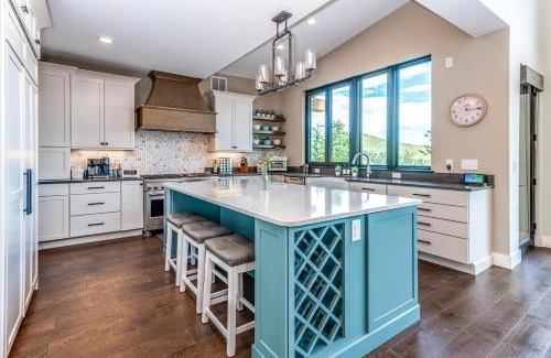 Bailey House | Mountain Cabin W Deck Views & Hot Tub