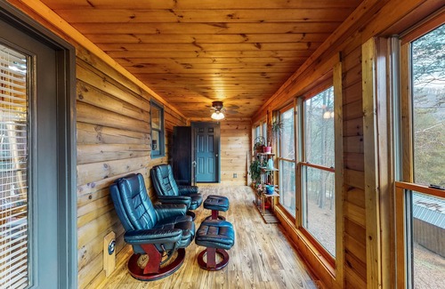 Rabun Gap Cabin | mountain cabin with deck, sunroom, grill, fireplace, arcade, & wifi - dogs ok