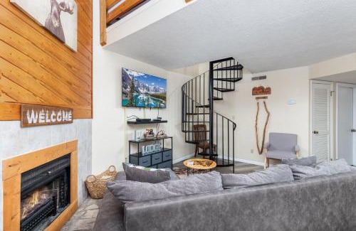 Gatlinburg House | Mountain Calling - Resort Pool, WIFIO, 685 FREE tickets each paid day!