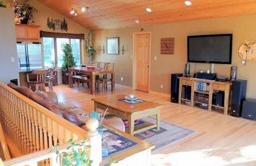 Jasper East House | Mountain Chalet | PRIVATE Pool & Hot Tub | 2-min DRIVE to Jasper National Park