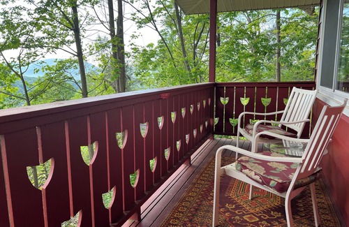 Kenilworth Cabin | Mountain Chalet, Close to Downtown, Dog Friendly