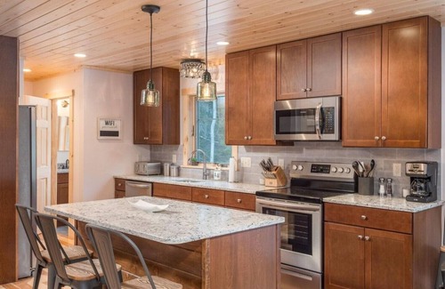 Bethel House | Mountain Chalet with hot tub and game room